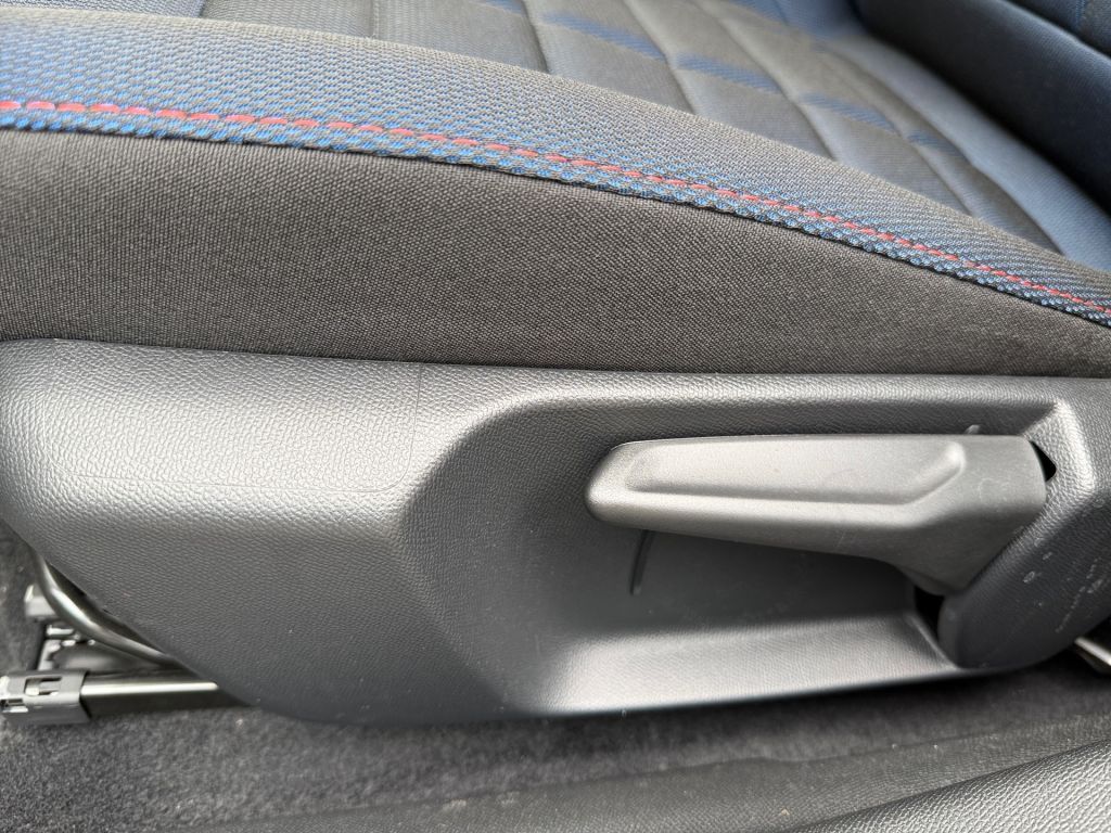 Fahrzeugabbildung Citroën C4 Hybrid 145 COLLECTION + Winter Paket