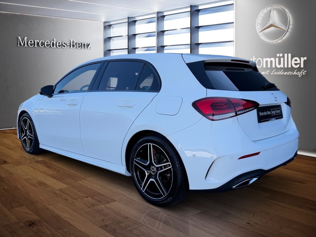 Fahrzeugabbildung Mercedes-Benz A 180 AMG+AHK+PANO+DISTR+NIGHT+AMBIENTE+CARPL++