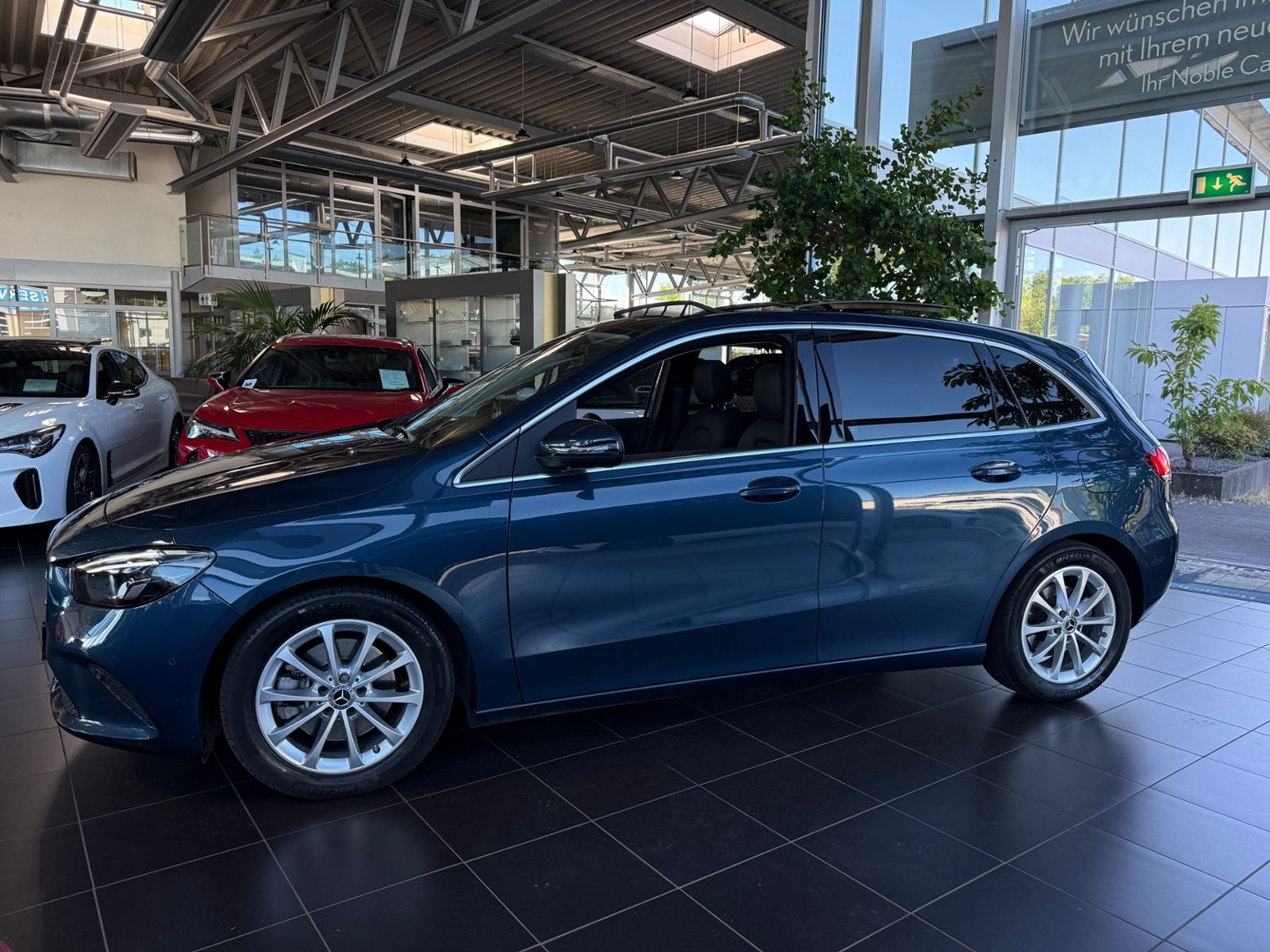 Fahrzeugabbildung Mercedes-Benz B 220 4Matic PANO LED NAV RFK SHZ ALU