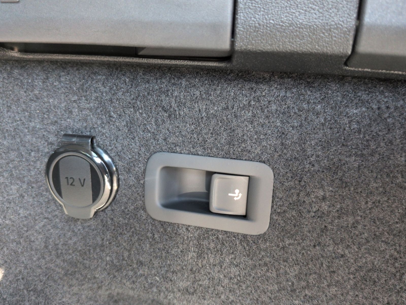 Tayron 1.5 TSI DSG Hybrid ELEGANCE AHK+LED+NAVI+