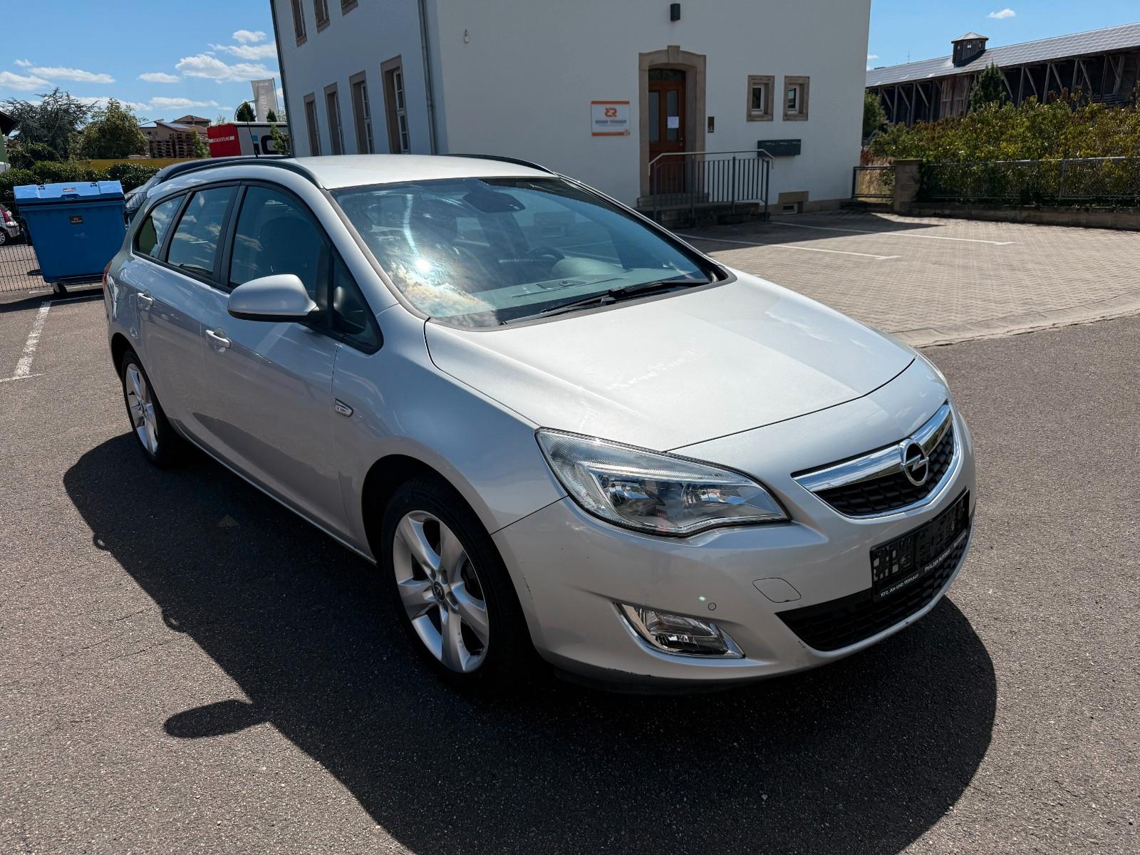 Opel Astra 2010 — photo 8