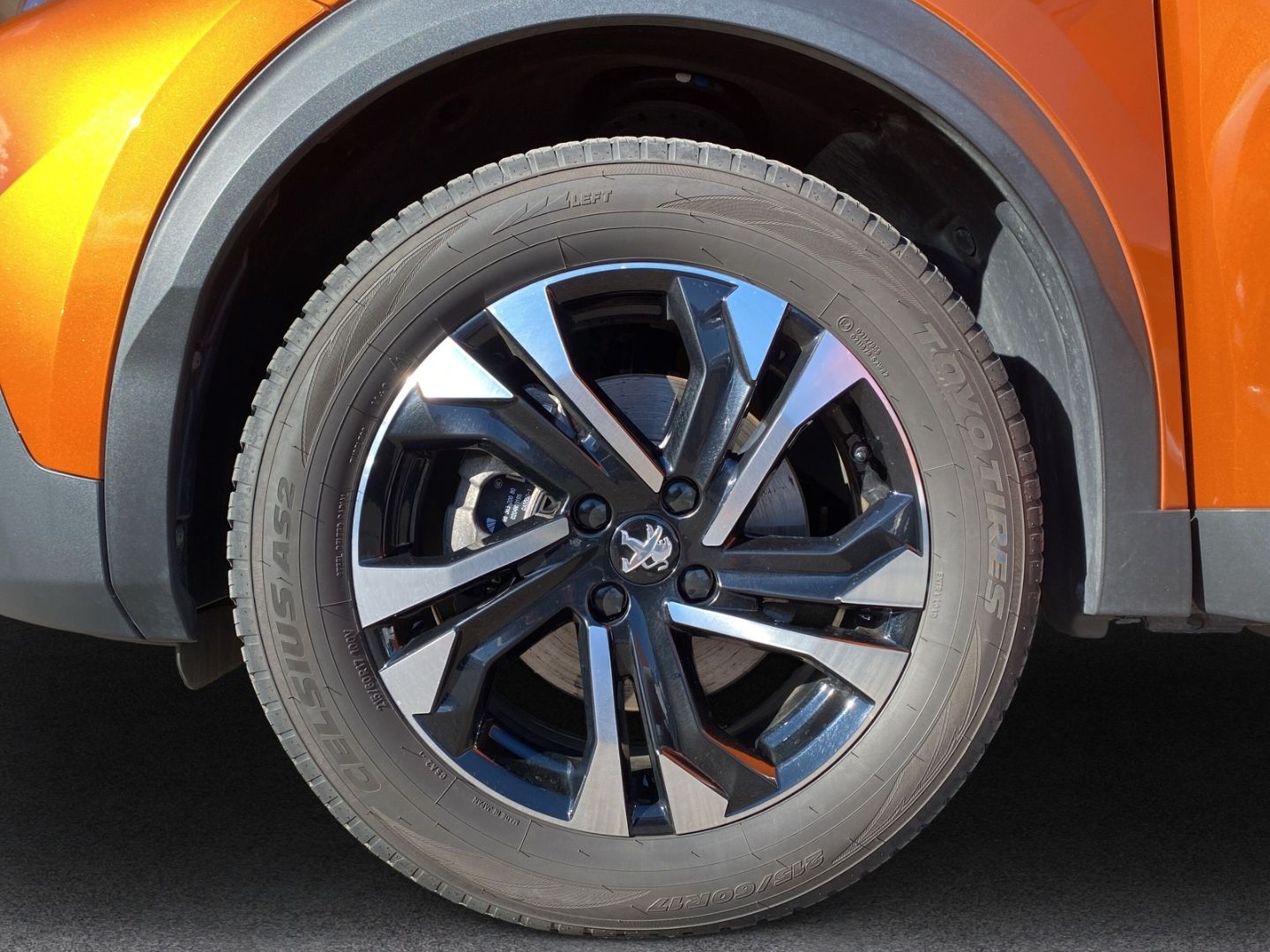 Fahrzeugabbildung Peugeot 2008 e- Allure Pack Elektromotor 136