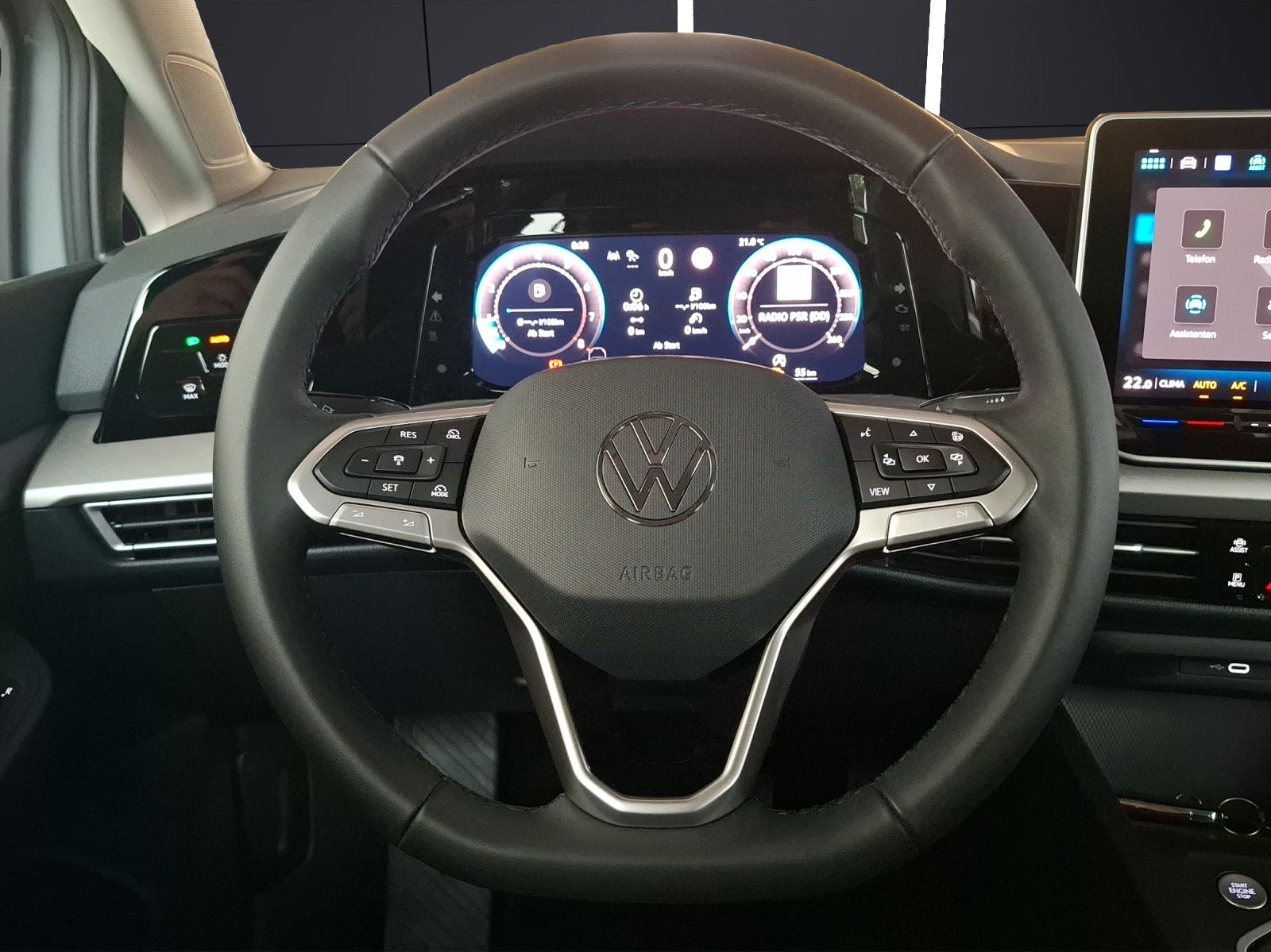 Fahrzeugabbildung Volkswagen Golf VIII TSI Life LED CarPlay AID ACC RFK SHZ