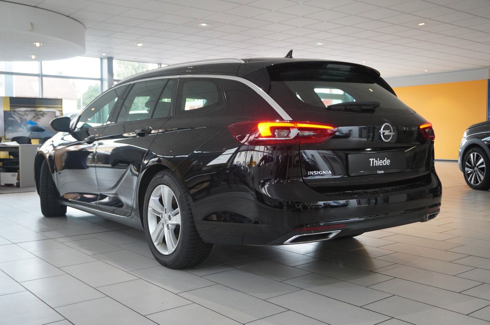Fahrzeugabbildung Opel Insignia B ST 2.0T ELEGANCE NAVI/LED/VIRT./DAB+