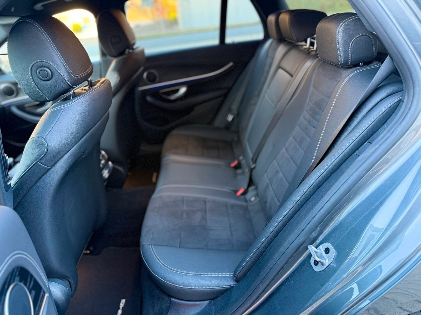 Fahrzeugabbildung Mercedes-Benz E 300 de T AMG+DISTRONIC+LENKASSI+360°+AHK+AMBIE