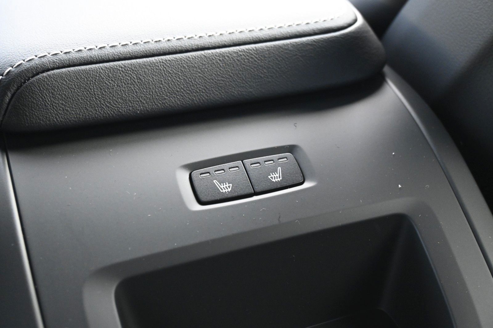 Fahrzeugabbildung Volvo XC60 B5 AWD Plus Dark*H&K*FSHZG*360°*ACC