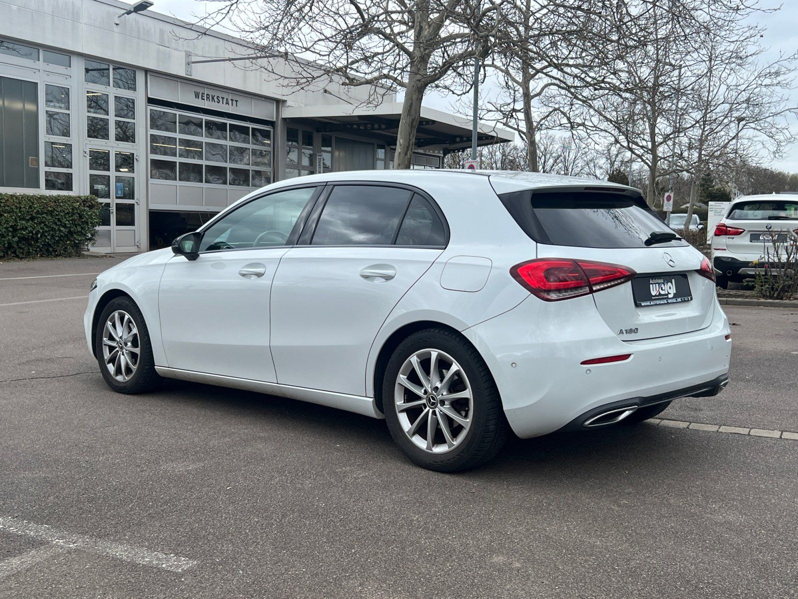 Fahrzeugabbildung Mercedes-Benz A 180 +Automatik+Parkassistent+Navigation