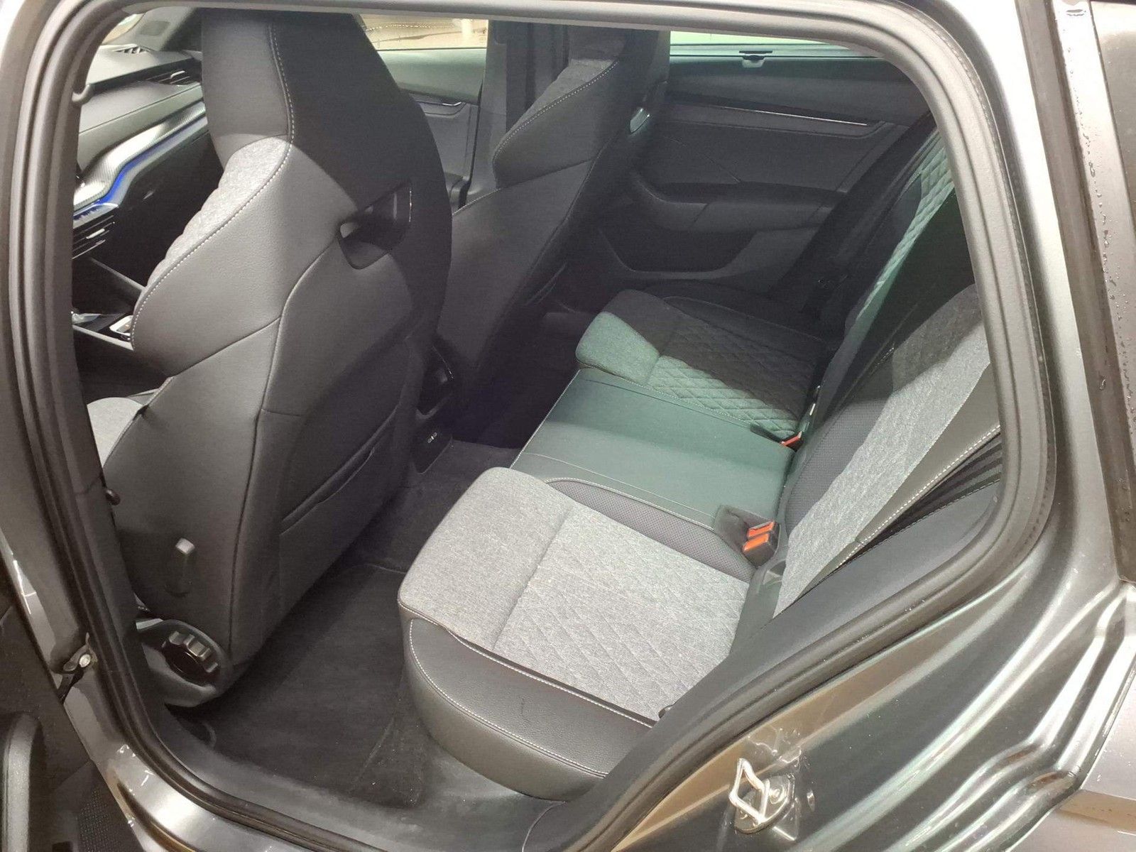 Fahrzeugabbildung SKODA Octavia Combi TDI Sportline DSG Matrix Navi HUD