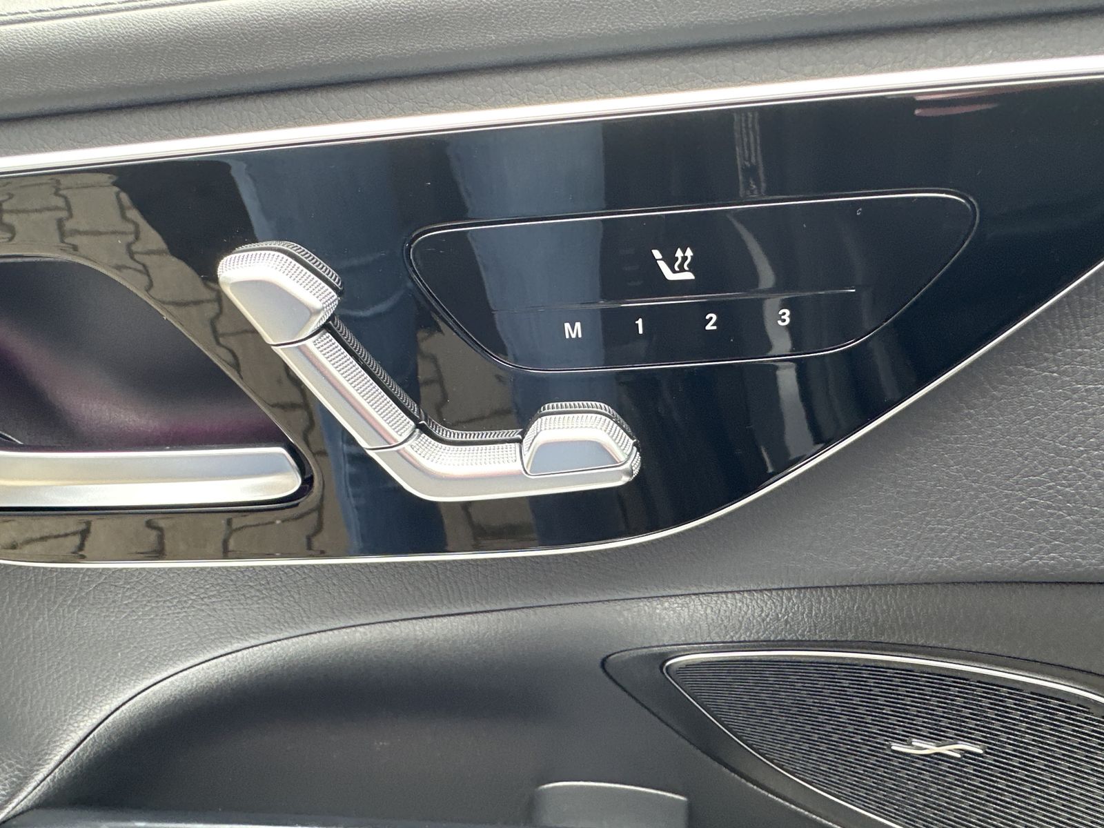 Fahrzeugabbildung Mercedes-Benz C 220d T AMG-Line NAV+LED+ACC+AHK+KAMERA+SOUND
