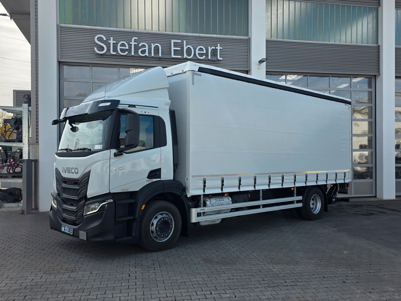 Fahrzeugabbildung Iveco S-Way AD190S40/P LBW Bär 2.000kg Spoiler