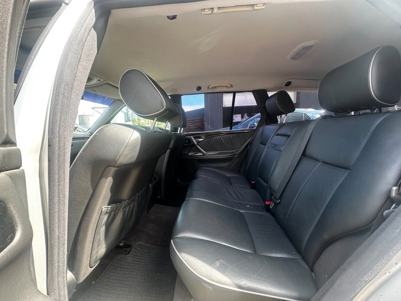 Fahrzeugabbildung Mercedes-Benz E 240 T /Autom. /Klima/ AHK / Leder / Xenon