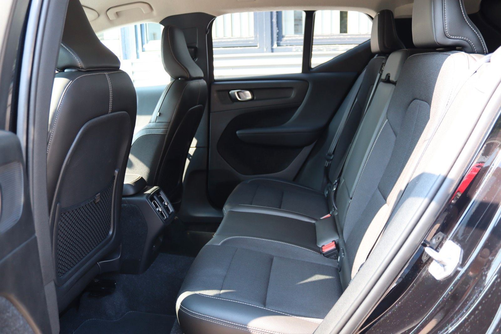 Fahrzeugabbildung Volvo XC40 D4 AWD VIRTUAL*SENSUS*NAVI*CAM*ACC*LED*AHK
