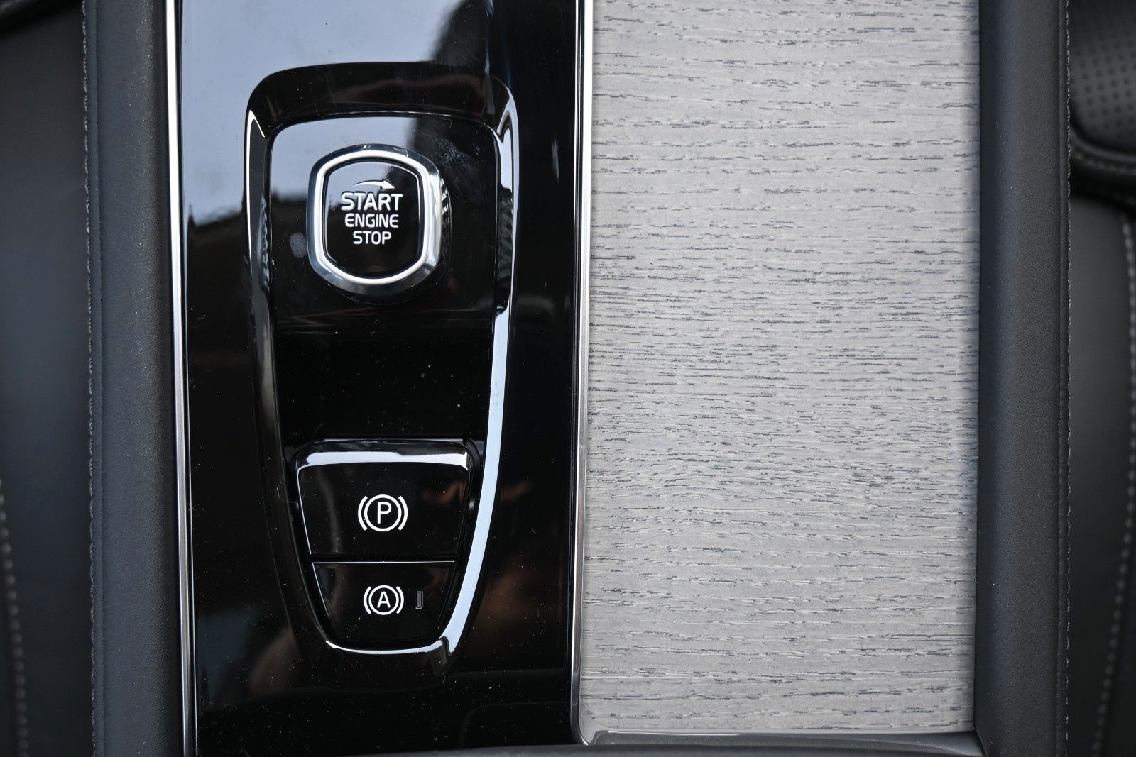 Fahrzeugabbildung Volvo XC90 T8 AWD Ultra Dark Recharge Plug-In Hybrid
