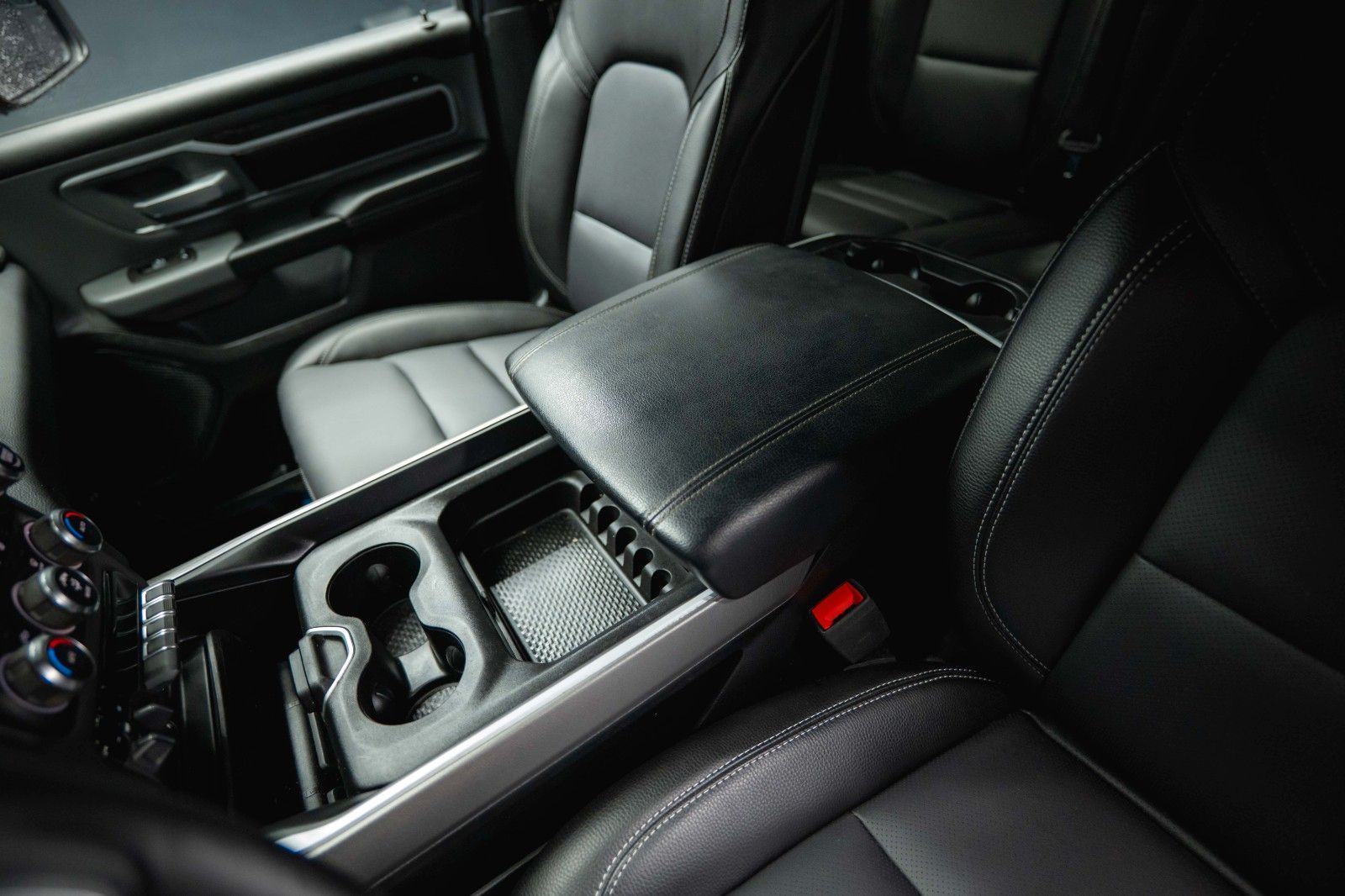 Fahrzeugabbildung Dodge RAM 5.7 V8 HEMI 4x4 OFFROAD Night-Paket *LED*19%