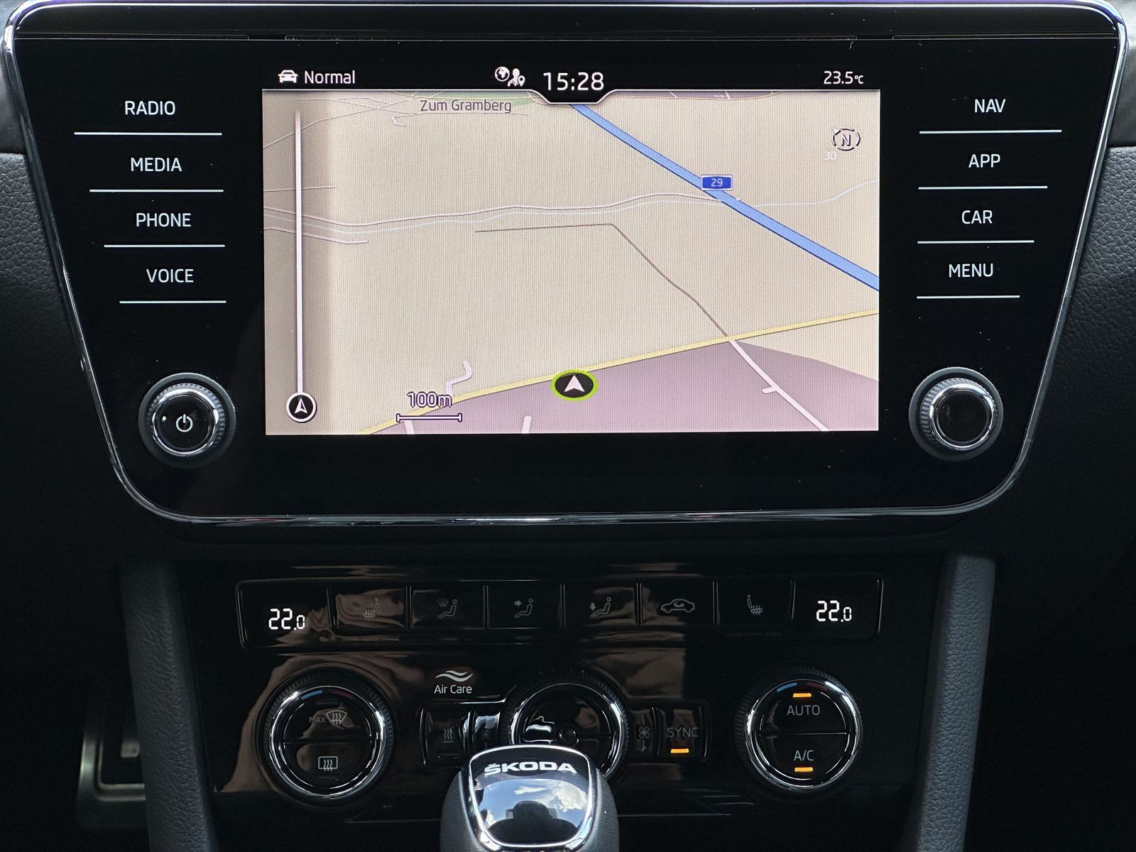 Fahrzeugabbildung SKODA Superb Combi 2.0 TDI DSG Sportline NAV+LED+AHK