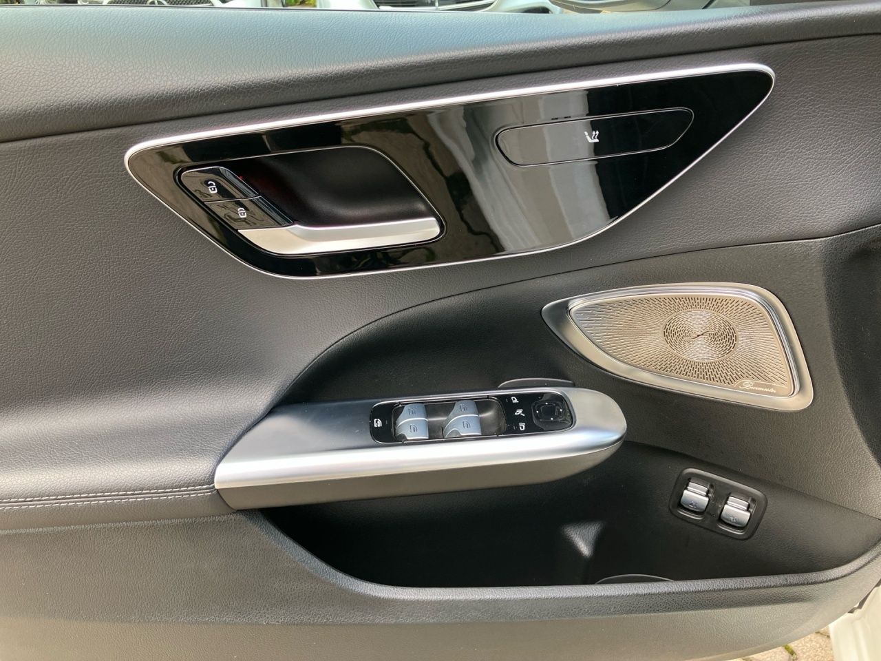 Fahrzeugabbildung Mercedes-Benz C 400 e 4M Avantgarde Pano DigitalL Burmester 36