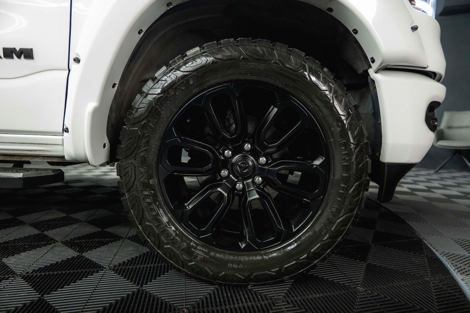 Fahrzeugabbildung Dodge RAM 5.7 V8 HEMI 4x4 OFFROAD Night-Paket *LED*