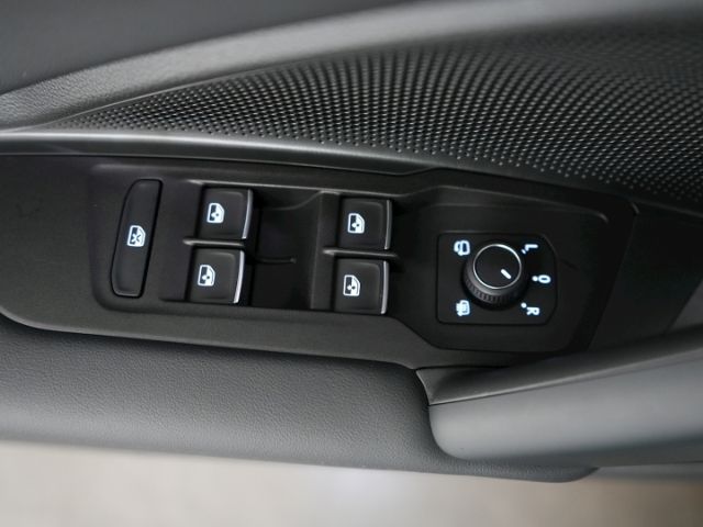 Tiguan R-LINE TDI DSG+AHK+NAVI+SCHIEBEDACH+LED M
