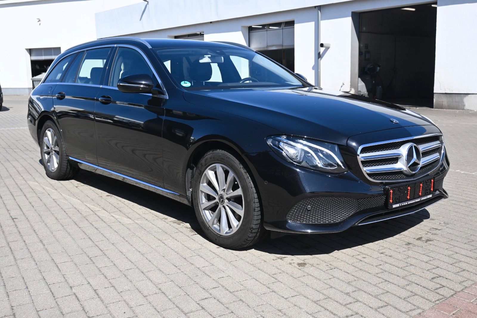 Fahrzeugabbildung Mercedes-Benz E 200 Autom. T-Modell 4Matic*RFK*LED*BLIS*