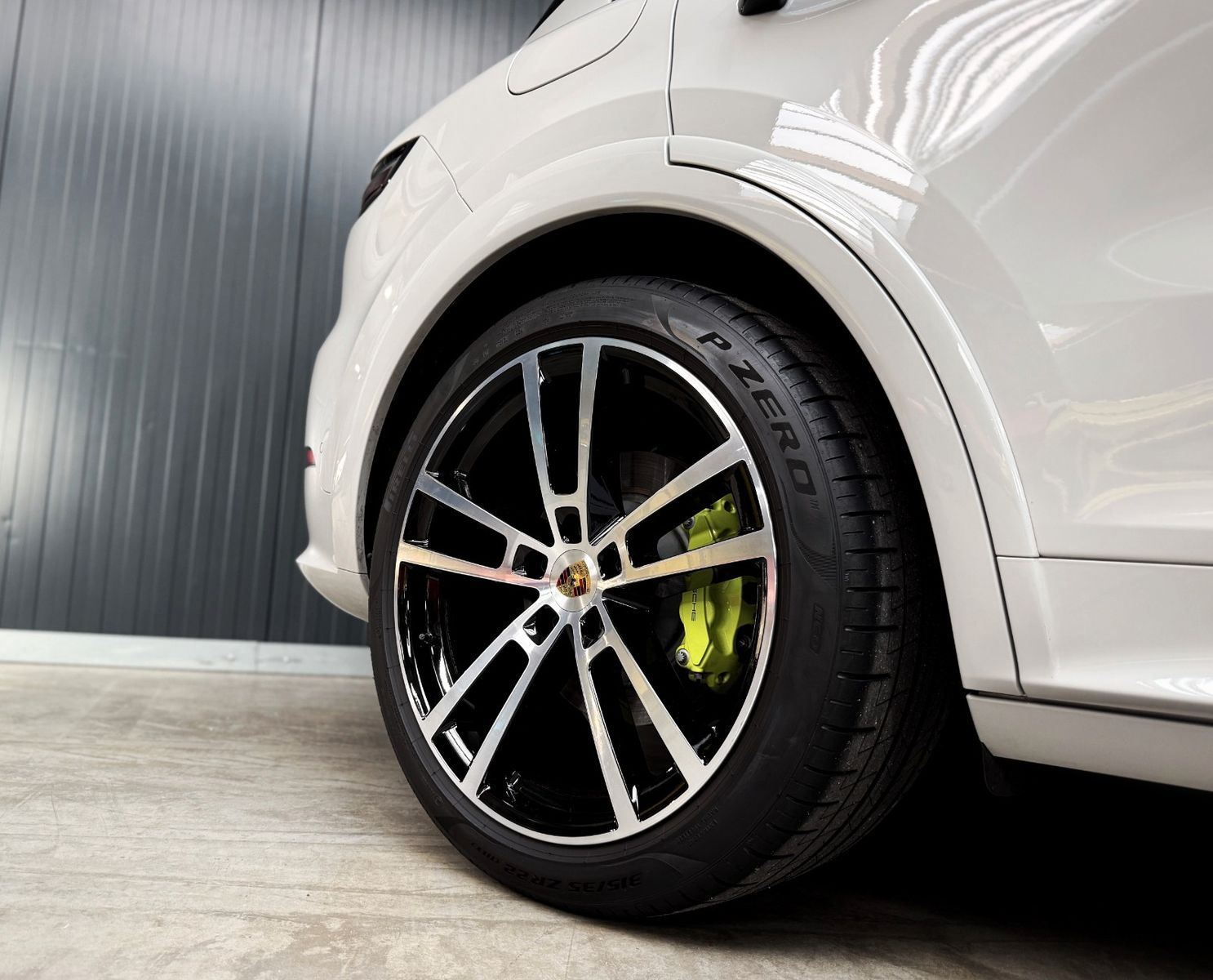 Fahrzeugabbildung Porsche Cayenne E-Hybrid + Vollaust. + Approved +Panoram