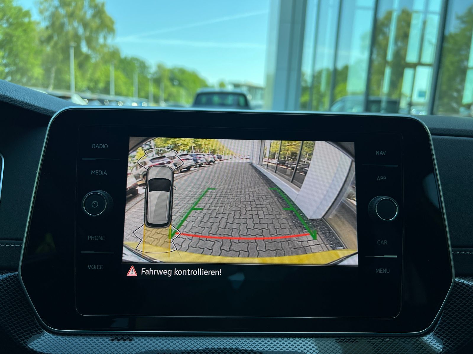 Fahrzeugabbildung Volkswagen T-Cross R-Line 1.5 TSI DSG *AHK,BlackStyle,Navi,