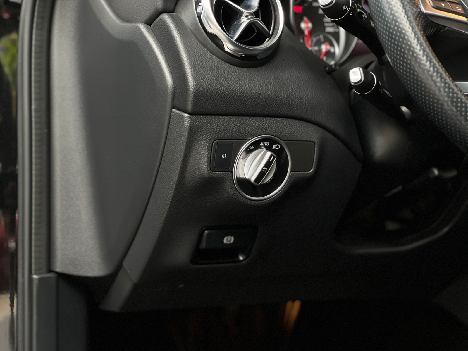 Fahrzeugabbildung Mercedes-Benz GLA 250 AMG 4Matic LED PANO KLIMA