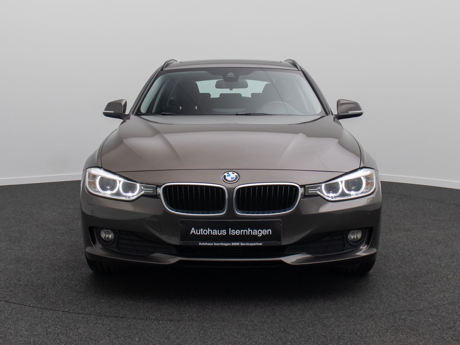 Fahrzeugabbildung BMW 320d GeschwindigReg HUD HiFi Xenon AHK Panorama