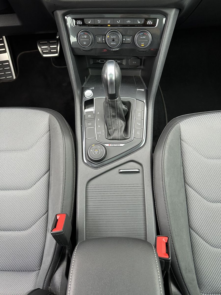 Fahrzeugabbildung Volkswagen Tiguan Allspace 2.0 TDI 4M R-Line NAV+LED+PANO