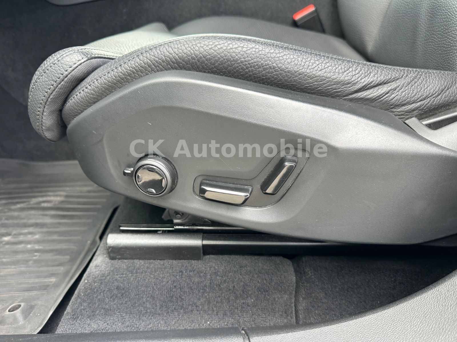 Fahrzeugabbildung Volvo XC60 B4 Plus Bright 2WD/Navi/Leder/Kam/LED/AHK