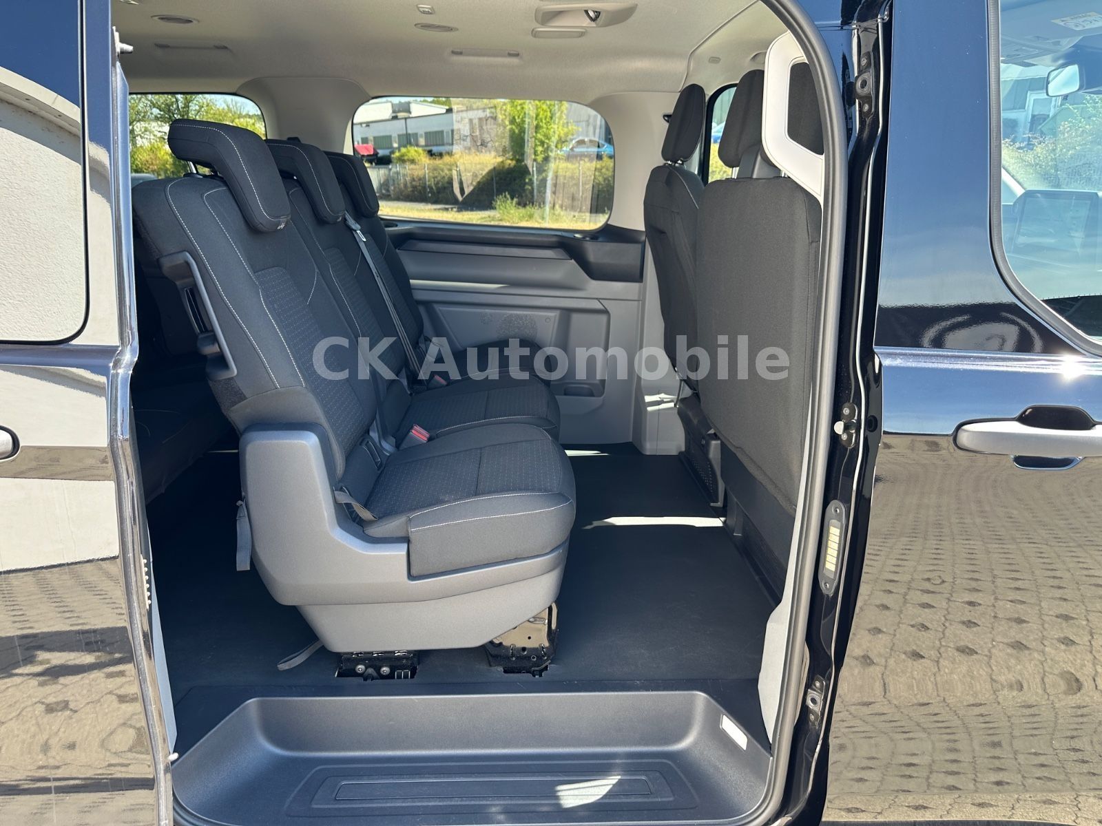 Fahrzeugabbildung Ford Transit Custom Kombi 320 L2 AWD Trend/9 Sitze