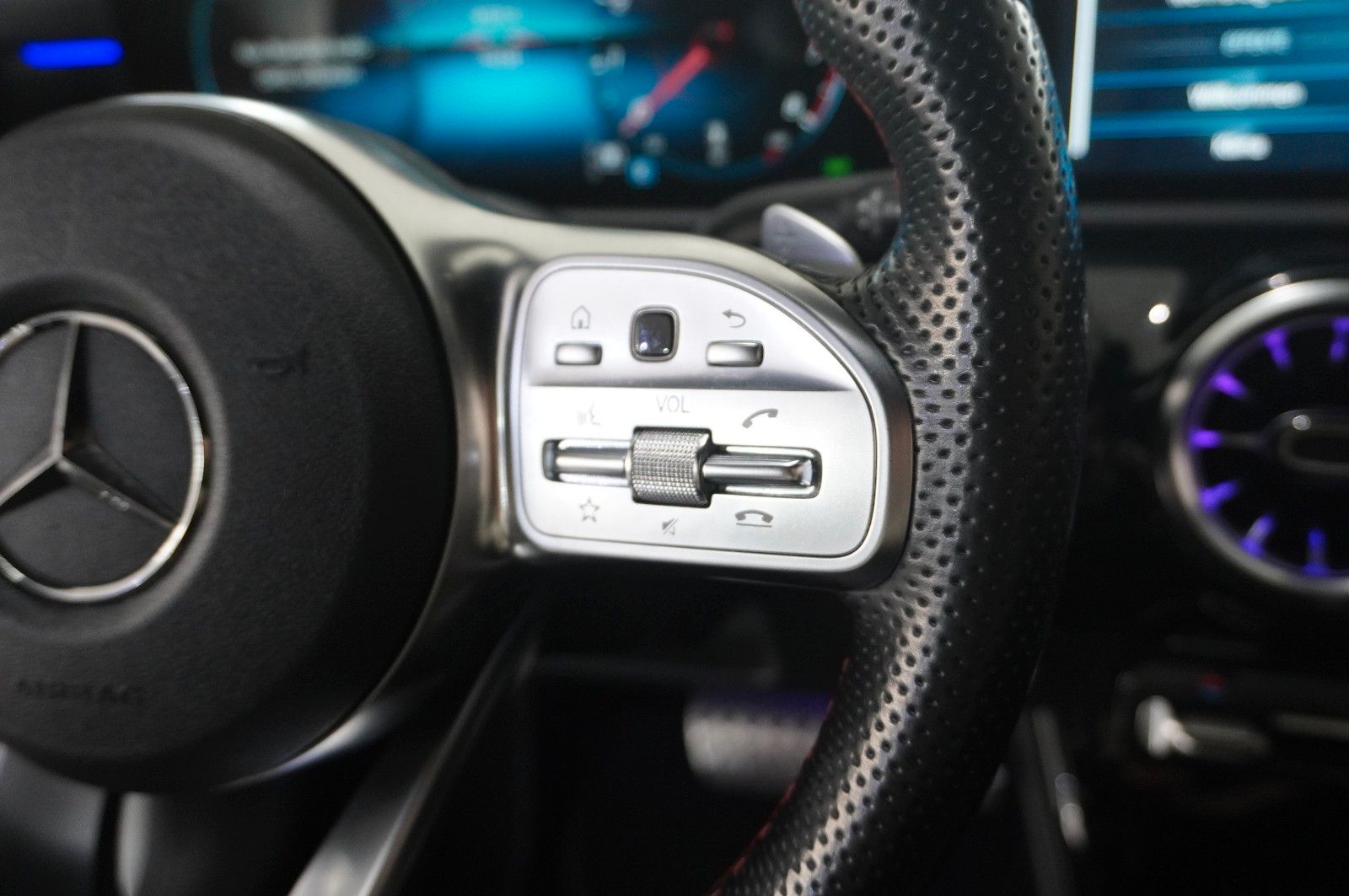 Fahrzeugabbildung Mercedes-Benz A 180 AMG LINE 7G-DCT NAVI/LED/VIRT./KAMERA/DAB+