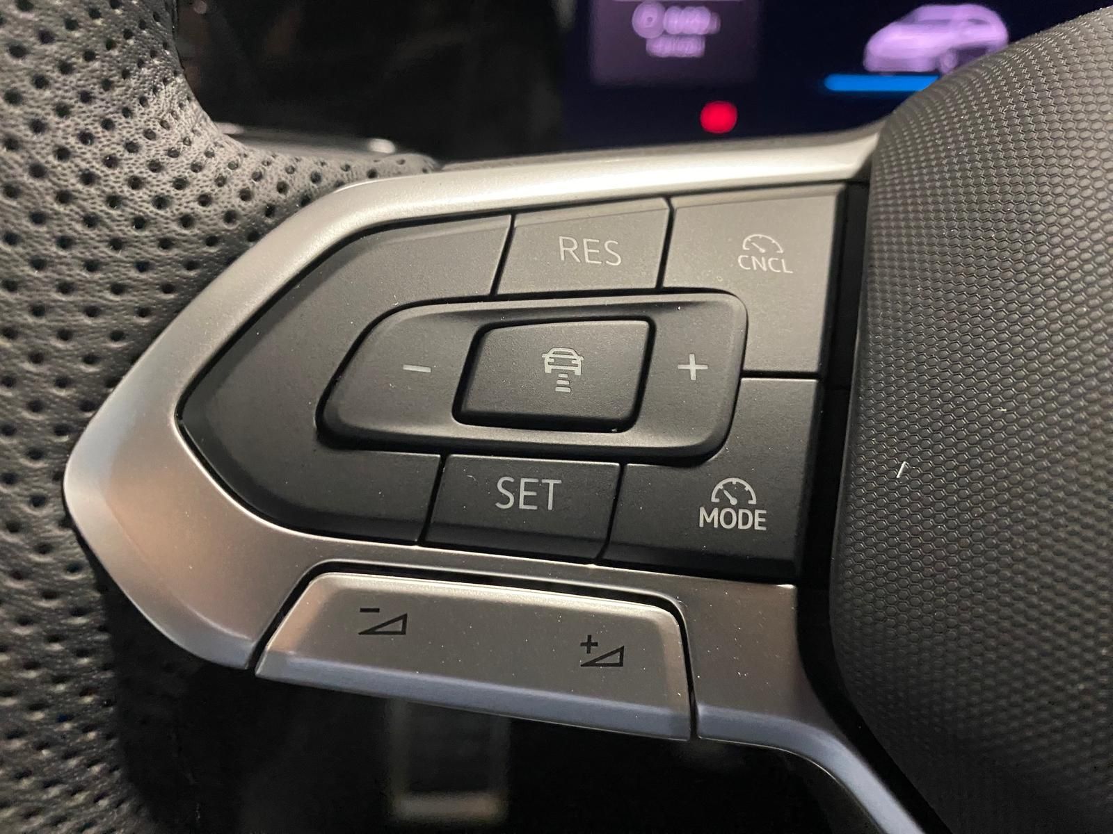 Fahrzeugabbildung Volkswagen Variant 2.0 TDI DSG R-Line BLACKSTY+MATRIX+5JGAR