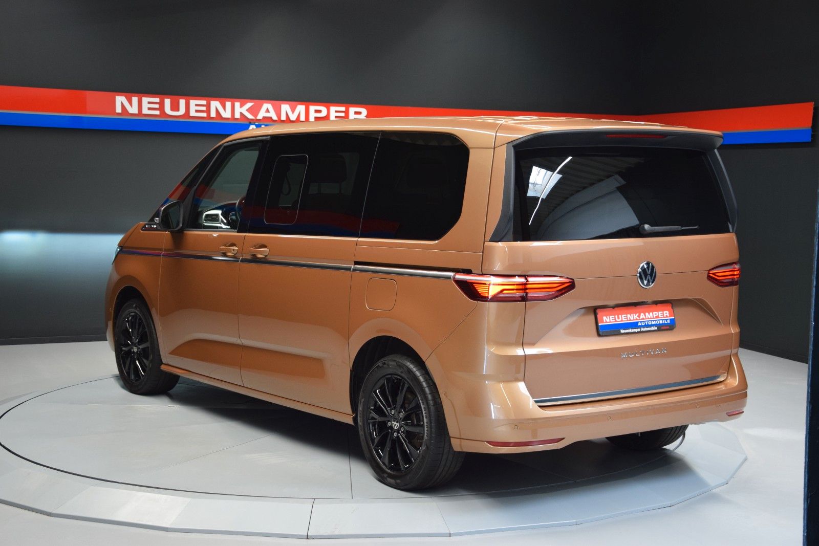 Fahrzeugabbildung Volkswagen T7 Multivan Style Pano HuD AHK vis-avis STHZ H&k