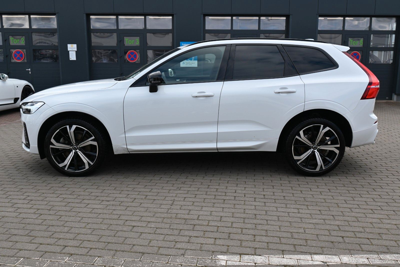 Fahrzeugabbildung Volvo XC60 B4 D AWD Autom R-Design*STDHZG*PANO*ACC*AHK