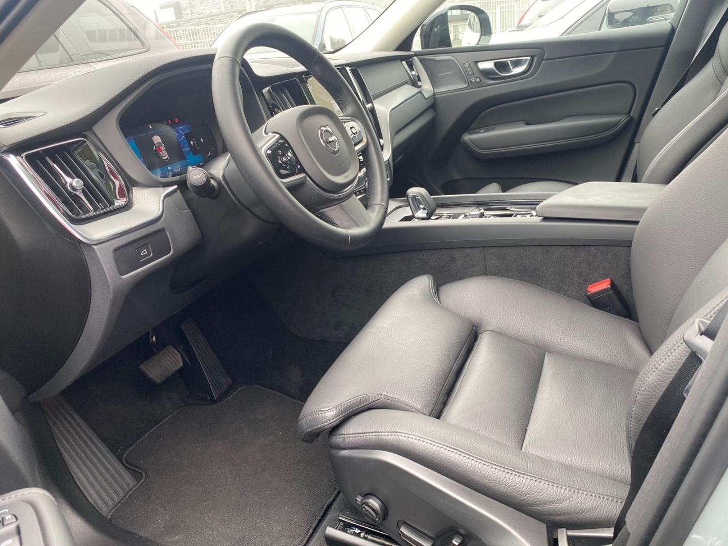 Volvo XC60 B5 Ultra Dark AWD MHEV Memory Sitze 360 Gra