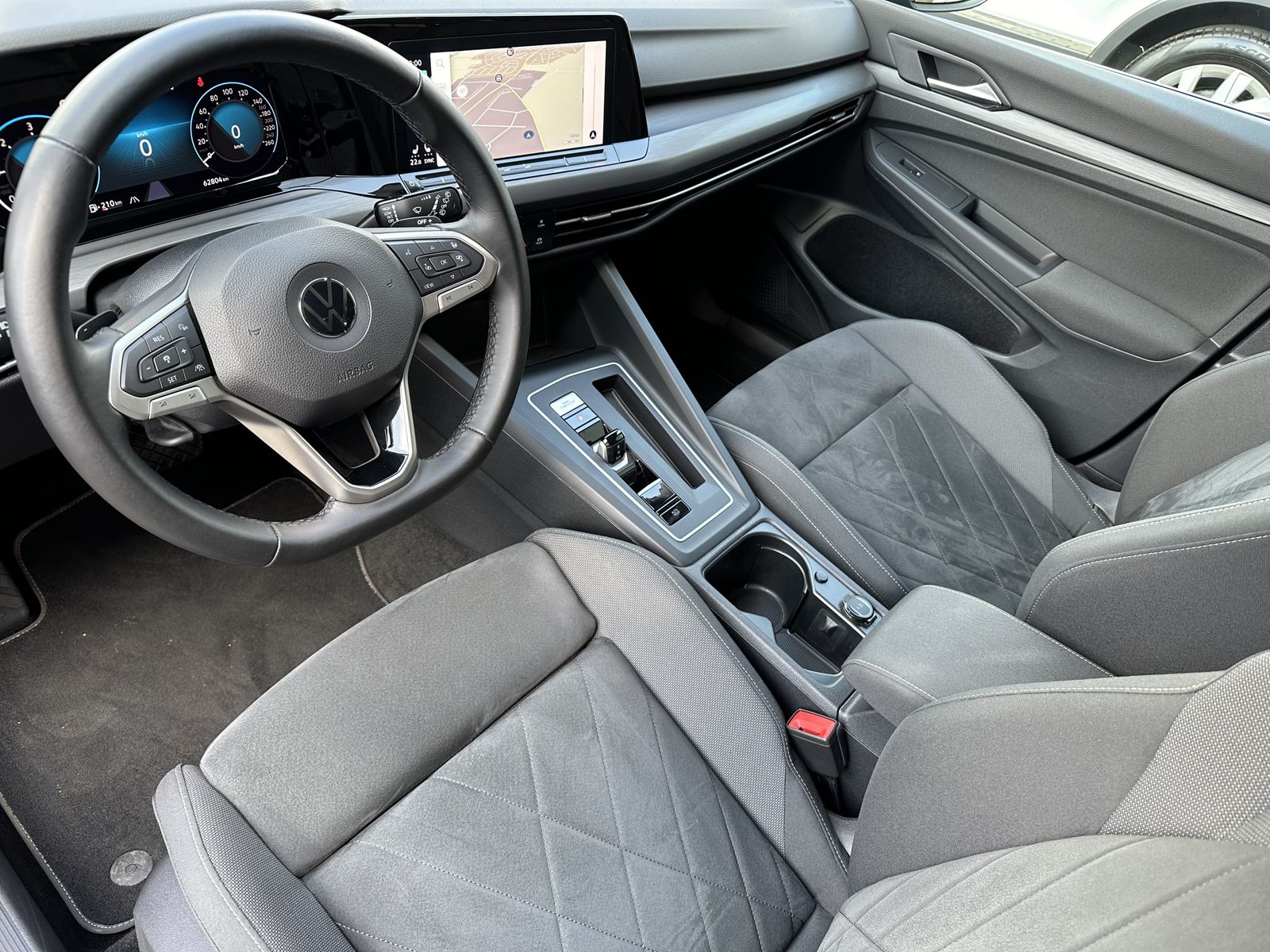 Fahrzeugabbildung Volkswagen Golf 2.0 TDI DSG Style NAV+LED+AHK+ACC+CARPLAY