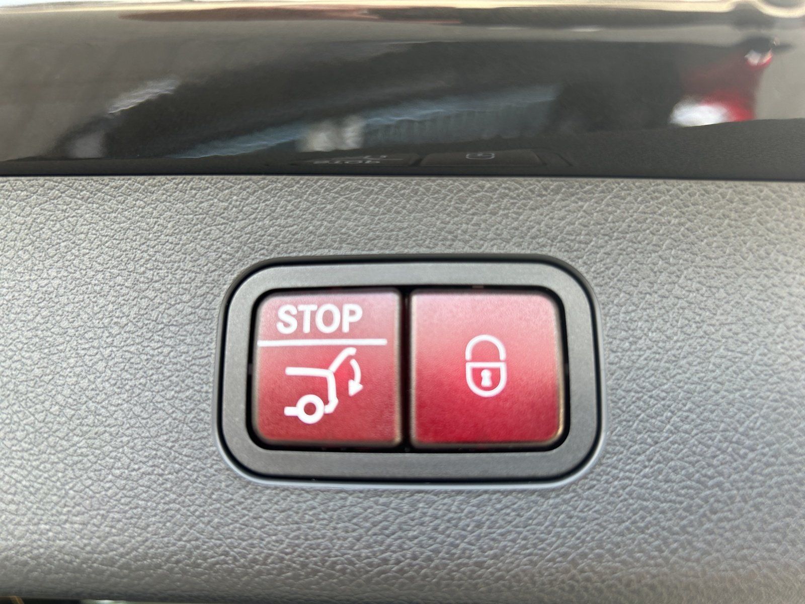 Fahrzeugabbildung Mercedes-Benz E 220 d T+AMG+PANO+SUPERSCR.+DISTR+AHK+Bel.Kühl.