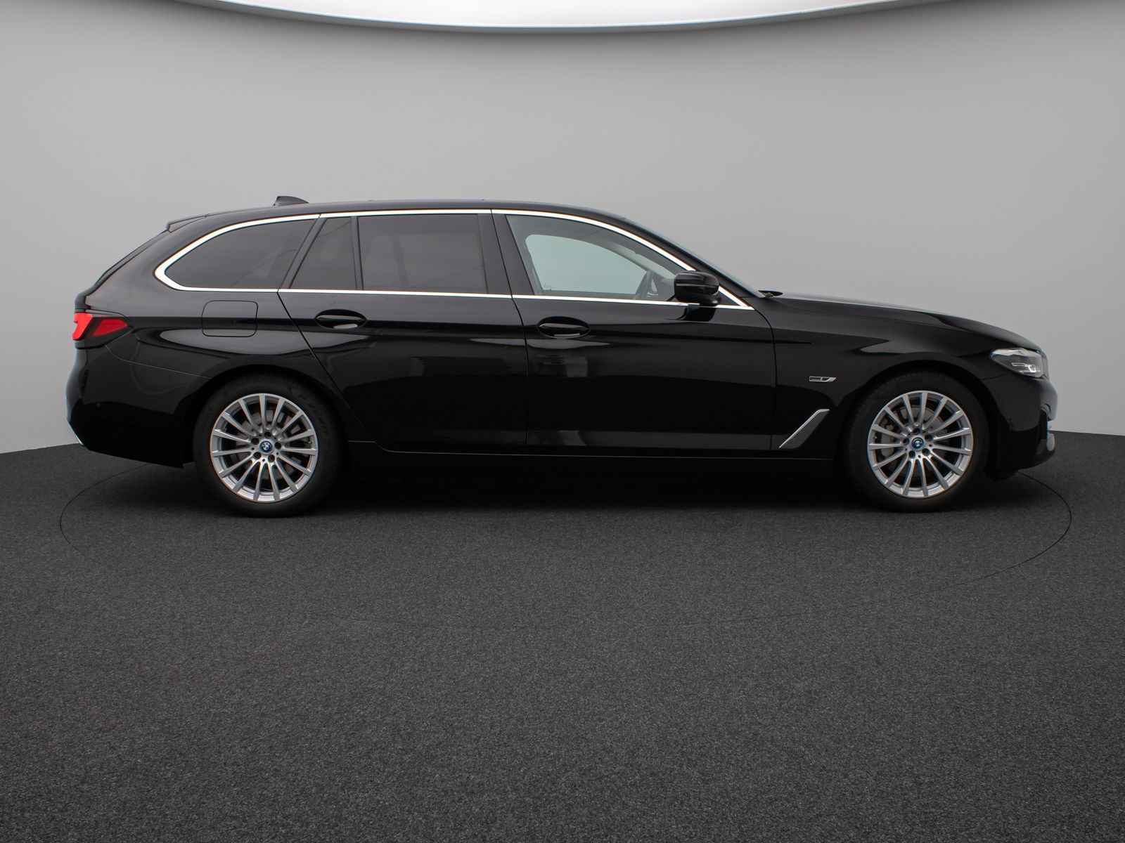 Fahrzeugabbildung BMW 530e xD Panorama Kamera CockPiPro DAB Alarm LED