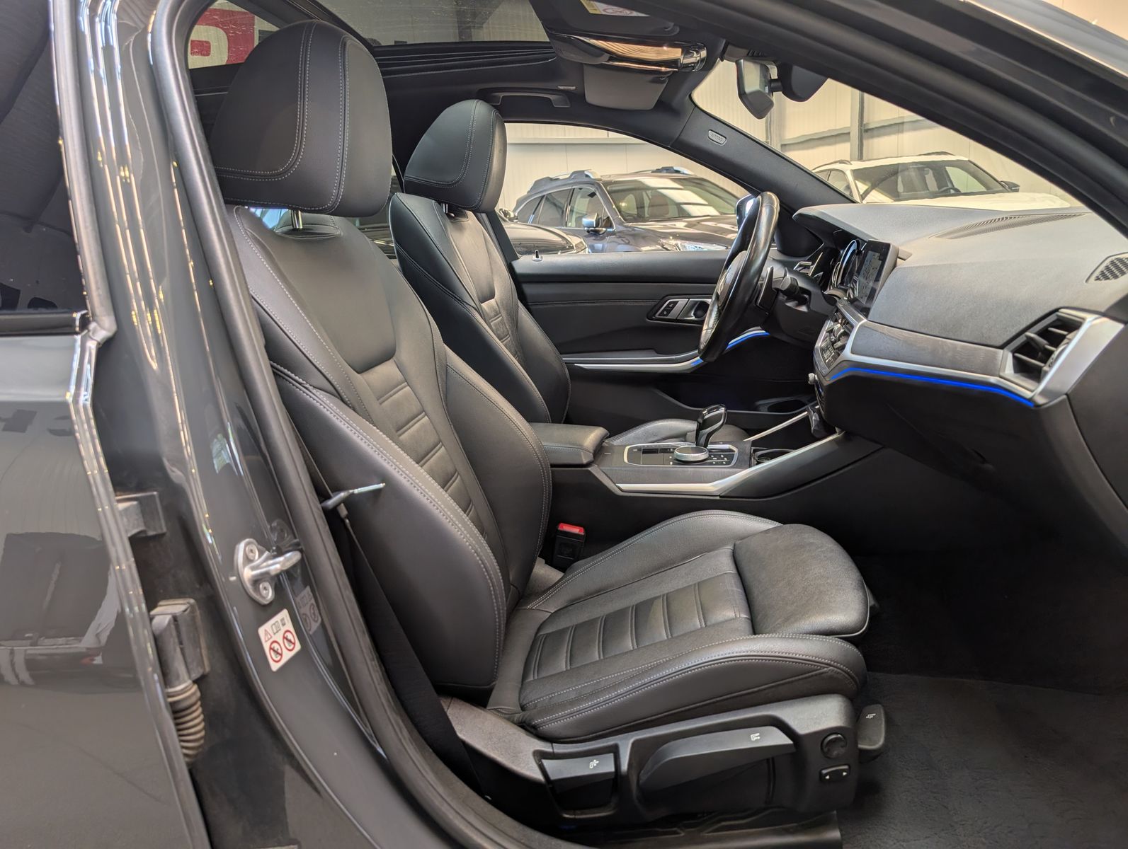 Fahrzeugabbildung BMW 320 i M Sport Navi Shadow*HUD*LED*TEMPO*PANO*AHK