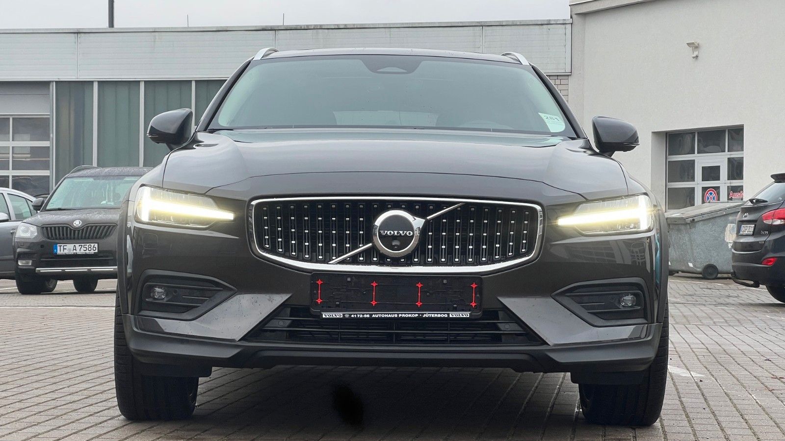 Fahrzeugabbildung Volvo V60 B4 CC Ultimate AWD*B&W*360°*SH*Massage*