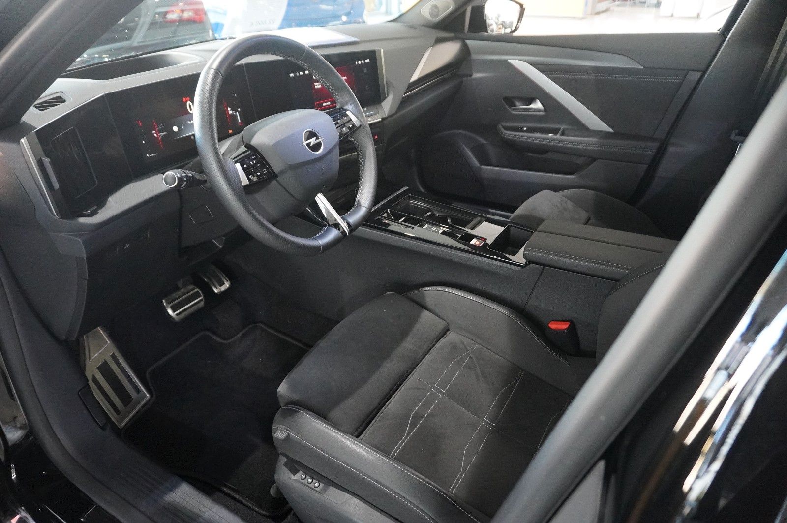 Fahrzeugabbildung Opel Astra L ST 1.2T ULTIMATE NAVI/LED/360°/HUD/AHK