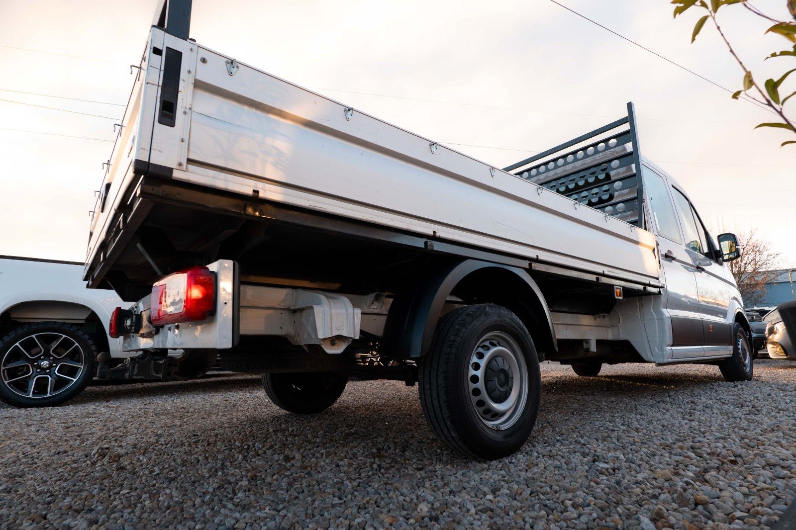 Fahrzeugabbildung Volkswagen Crafter Pritsche 35 DOKA lang FWD 7 Sitze 19%