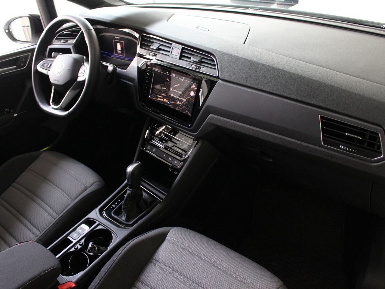 Fahrzeugabbildung Volkswagen Touran 1.5 TSI OPF Highline R-Line/Pano7.S./AHK