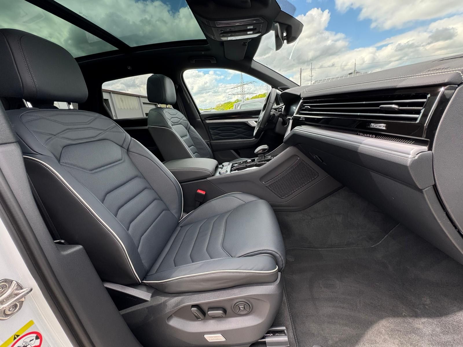 Fahrzeugabbildung Volkswagen Touareg 3.0TDI 4M R-Line VOLL Black 22" UPE 114T