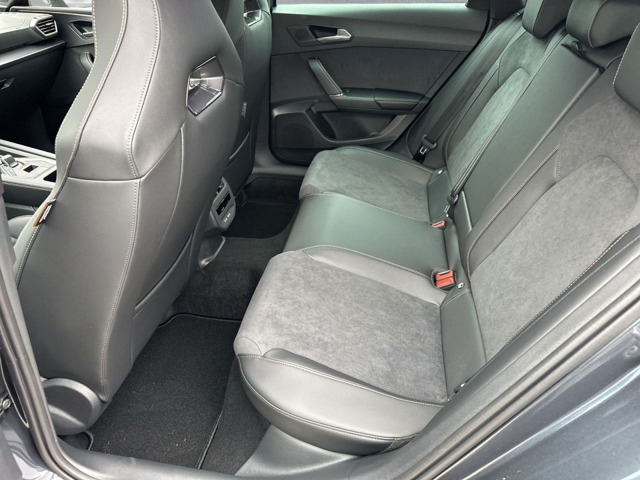 Fahrzeugabbildung CUPRA Leon Sportstourer VZ 1.5 e-HYBRID 272 PS DSG - mit KI generiert/bearbeitet