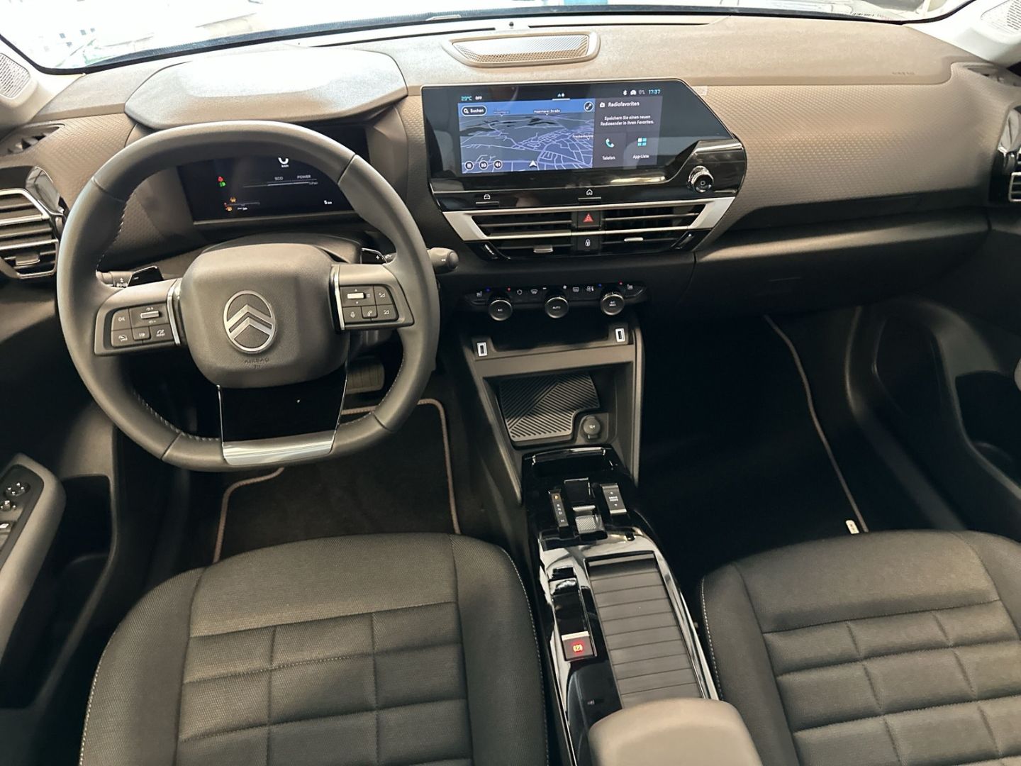 Fahrzeugabbildung Citroën C4 Hybrid 145 Collection Navi CarPlay SHZ Temp.