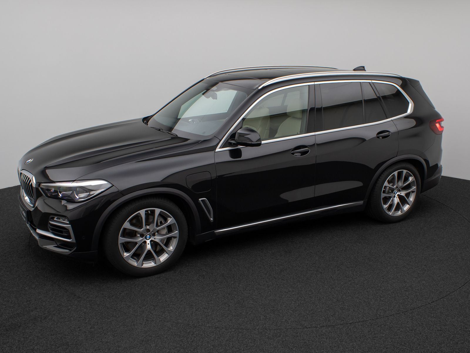 Fahrzeugabbildung BMW X5 xD45e XLine Panorama DAB H/K SoftCL AHK Sport