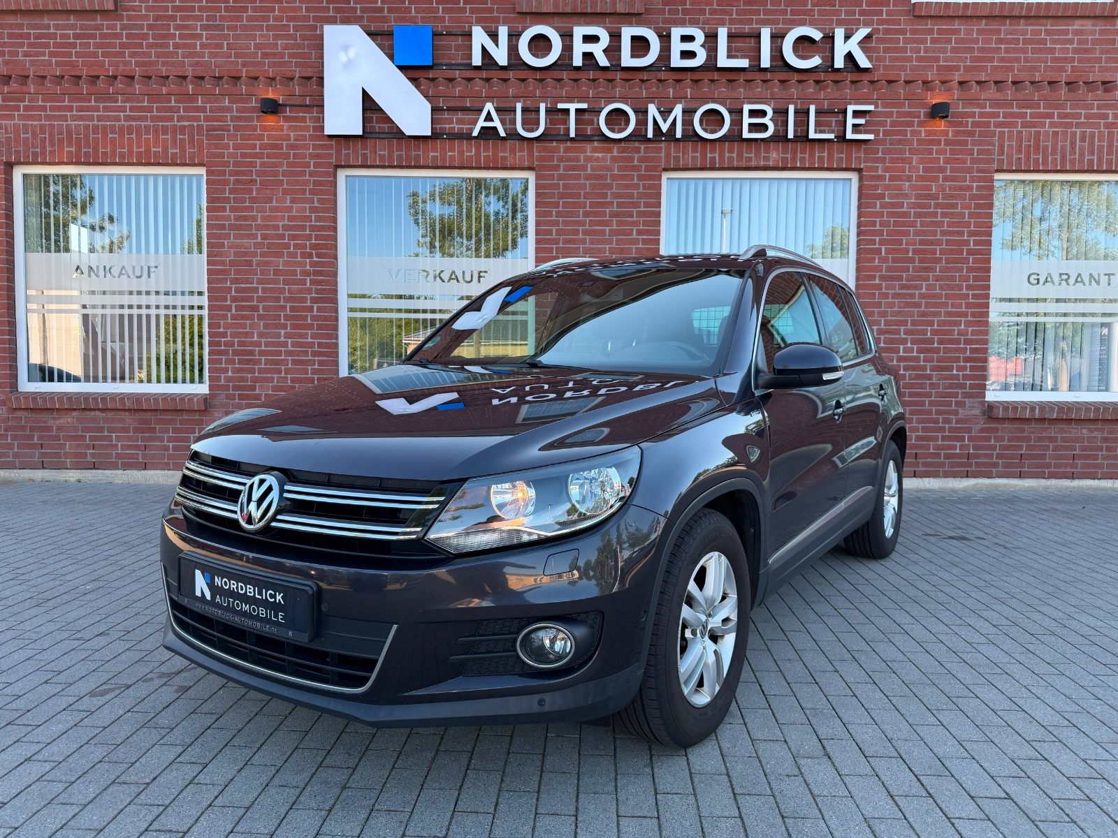 Volkswagen Tiguan - 1
