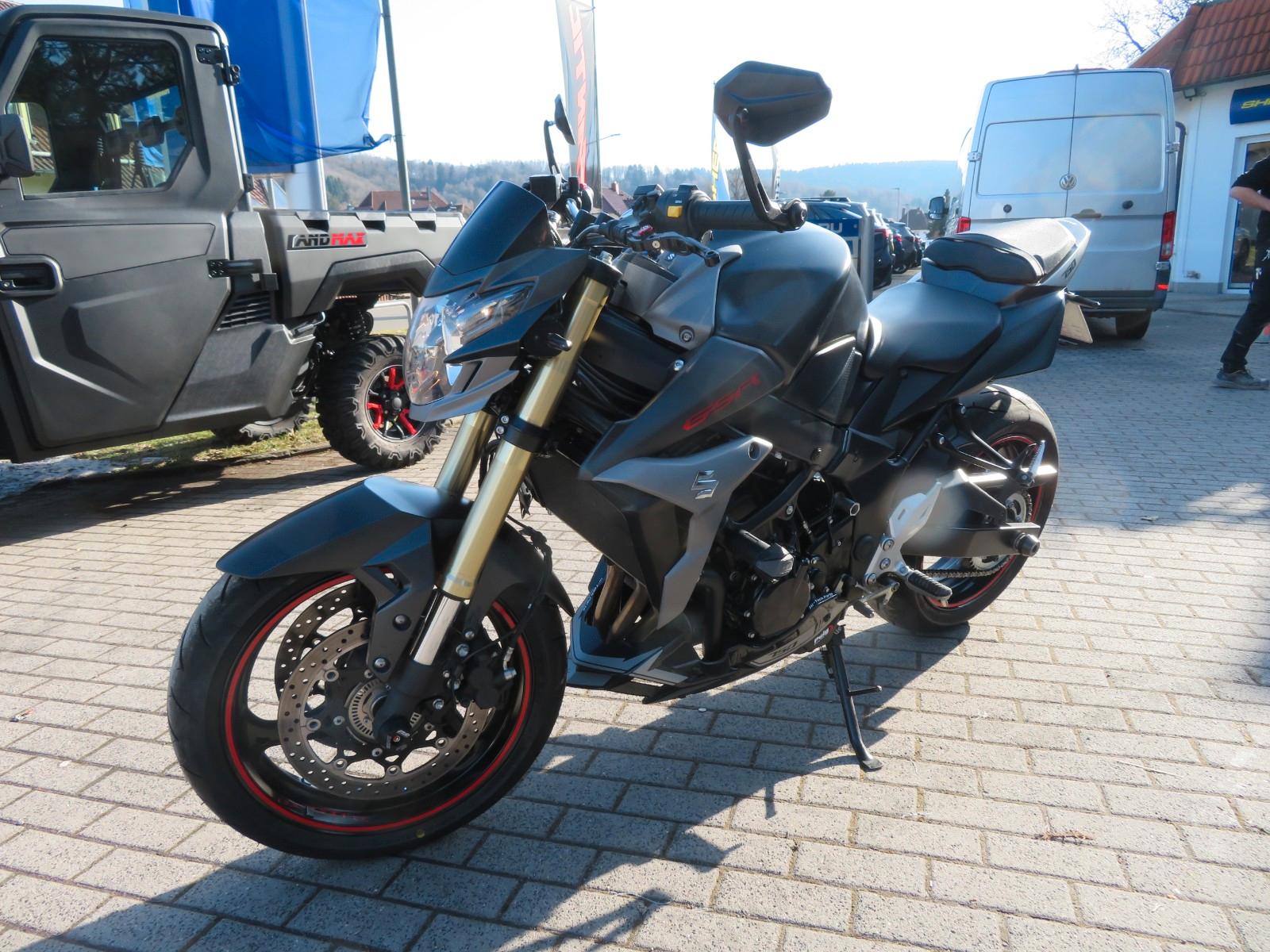 Suzuki GSR 750 L4 Black Edition Arrow