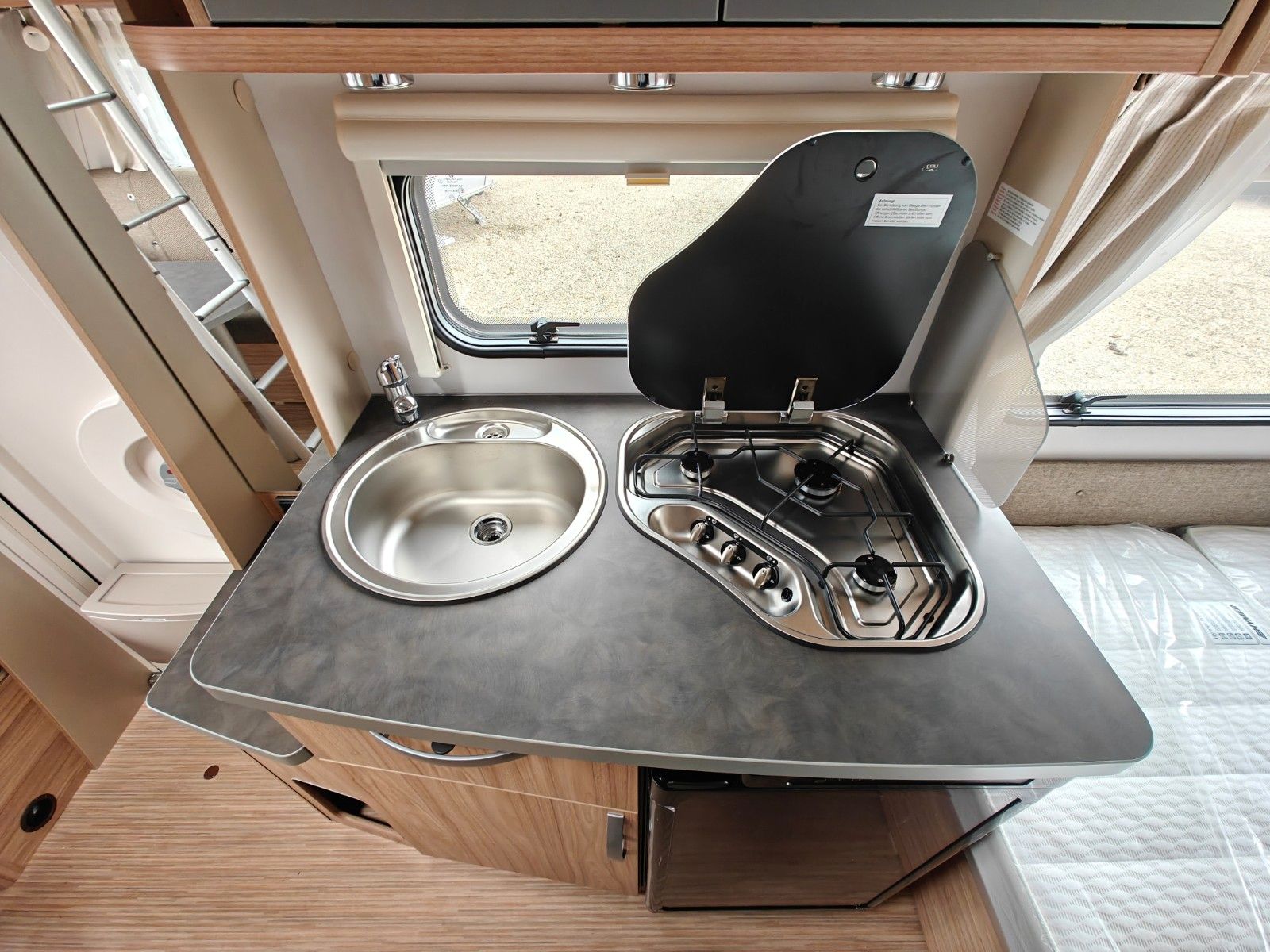 Fahrzeugabbildung HYMER / ERIBA / HYMERCAR Feeling 425 Schlafdach - JETZT 6.464€ SPAREN !!!